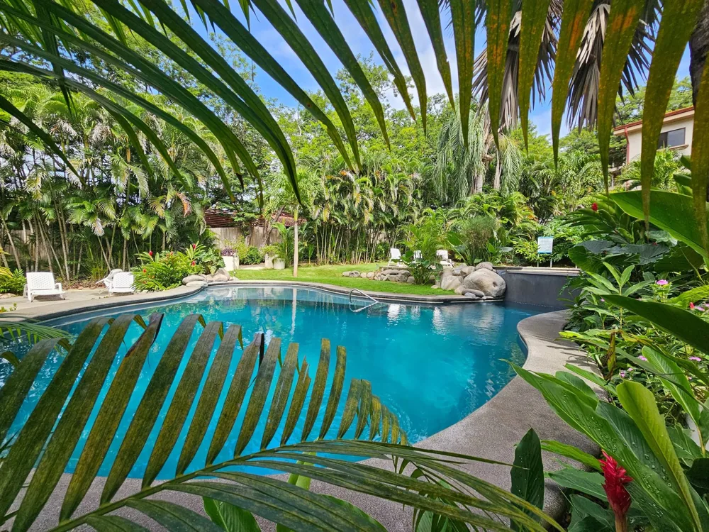 Serena Condos resort-style swimming pool and courtyard in Playas del Coco